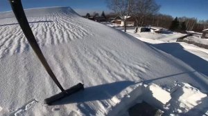 Скидываем снег с крыши