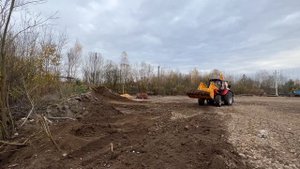 Работа экскаватора-погрузчика ДЭМ 114 , выброс челюстью