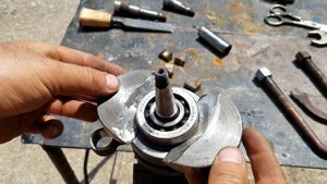 Съемник подшипников с коленвала скутера.