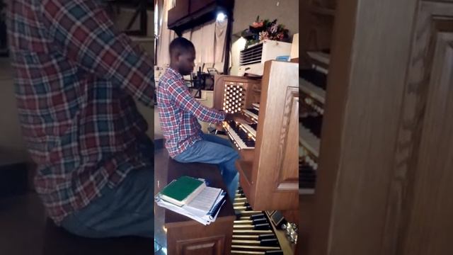 "To God be the glory" with running organ pedal lines | Organist: David Ibinaiye (Dr. Piano)