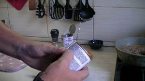 Готовлю макароны с тушенкой из оленины купленной в Светофоре.