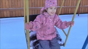 Как МАМА Алиса на детской площадке Играет с ПУПСИКОМ качает спать куклу Детское видео #AlisebabyTV