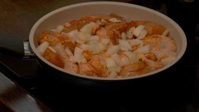 Жаренная курочка на ужин с картофельным пюре на двоих! 4k 50fps HDR смотреть онлайн