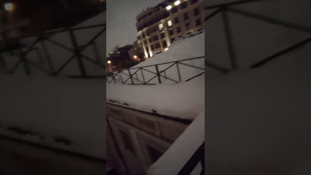 Я на крыше, много снега. У папы на работе. смотреть онлайн
