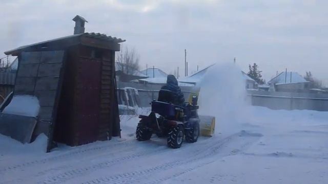 Очистка снега снегоротором.