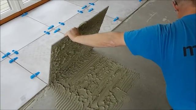 Tommy lägger stora klinkerplattor смотреть онлайн