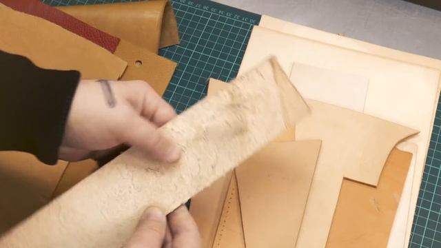 Рассказываю о том, где я покупаю кожу, а так же коврики для работы, линейку. Даю ссылки на магазины смотреть онлайн