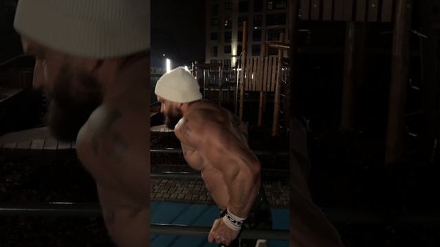 НОЧНЫЕ ТРЕНИРОВКИ 200 отжиманий на брусьях с отягощением + 10 кг !!! смотреть онлайн