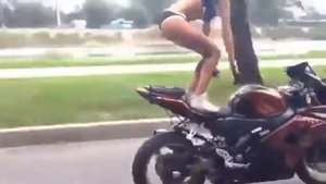 КРАСИВАЯ ДЕВУШКА ДЕЛАЕТ ТРЮКИ НА МОТО . КЛАСС ПРОСТО