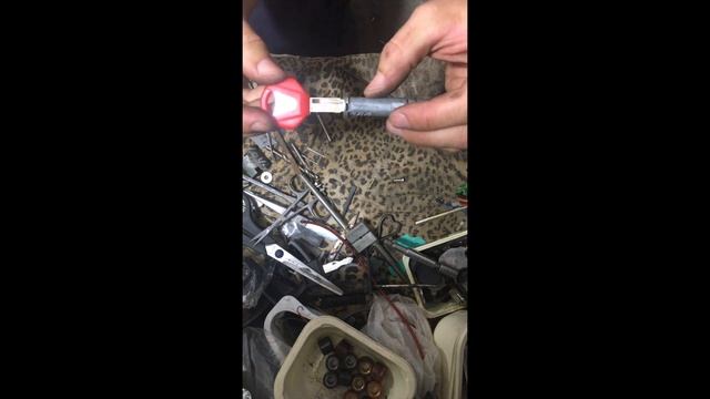 Suzuki Carna/Love Разбираю замок зажигания, без ключа. Делаю новый ключ *Making a new key* смотреть онлайн