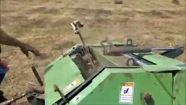 Суровая работа мини-прессподборщика