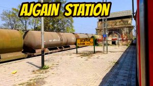 пассажирский поезд обгоняет грузовой поезд с нефтью