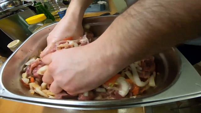 Шашлык из говяжьей вырезки на мангале
