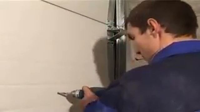 Монтаж секционных ворот из сэндвич панелей часть 2 смотреть онлайн