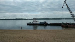 Самара, выгрузка нового песка с баржи на пляж