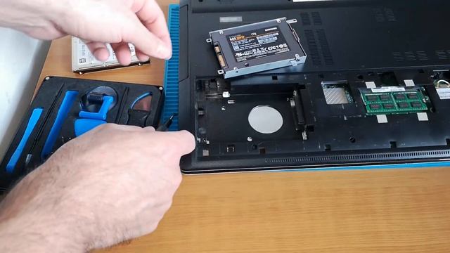 [Tuto] Comment remplacer le vieux disque dur HDD d'un ordinateur Asus X75V par un SSD gros et rapid смотреть онлайн