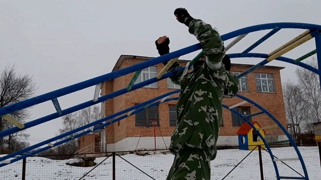 Примотал друга скотчем к лестнице смотреть онлайн