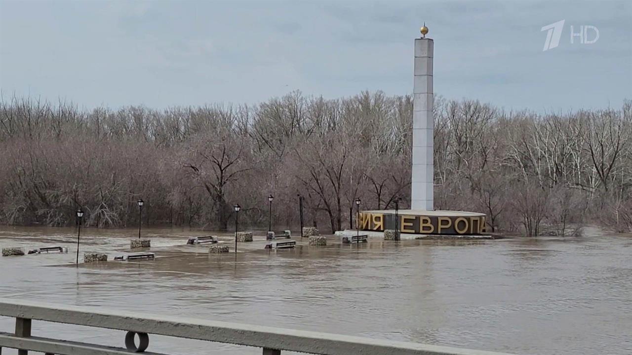 В Оренбург, где ситуация с паводком остается сложной, прибыли дополнительные силы спасателей