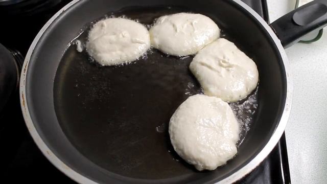 КАК ПРИГОТОВИТЬ ПЫШНЫЕ ОЛАДЬИ НА КЕФИРЕ смотреть онлайн