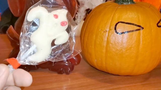 Леша показывает желейной собаке Локи, как сделать тыкву на хеллоуин своими руками. смотреть онлайн