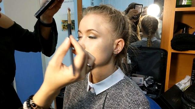 Дневной макияж с холодными цветными акцентами смотреть онлайн