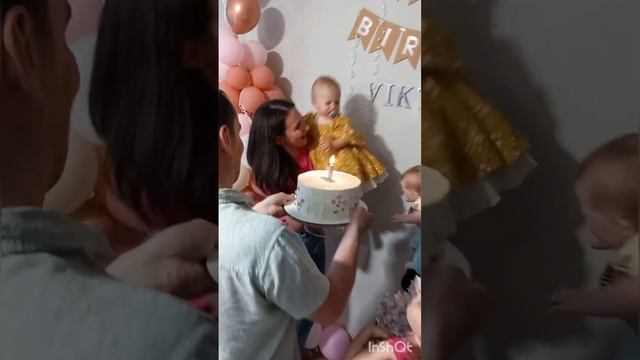 Вике - 1 годик! Двоюродные сестрички пришли поздравить Вику с первым днем рождения, 27.05.2023 смотреть онлайн