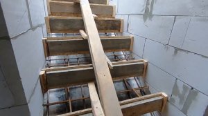 Заливаем бетонную лестницу в доме. Весенний этап стройки. Выпуск 6