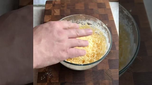 Сырные булочки с голландским соусом.