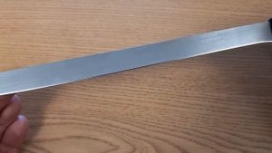 Заточен нож для нарезки хамона (окорока) ARCOS из серии NIZA с 250 мм лезвием.