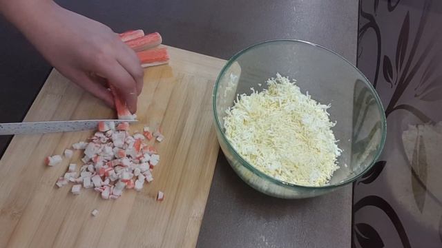 Рулетики из тортильи с крабовыми палочками