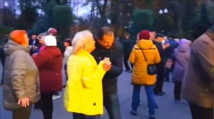 А ЧЕМ ЖЕ ЗАКОНЧАТСЯ ТАНЦЫ СЕГОДНЯ 29 ОКТЯБРЯ 2023 ХАРЬКОВ ТАНЦЫ В ПАРКЕ УКРАИНА