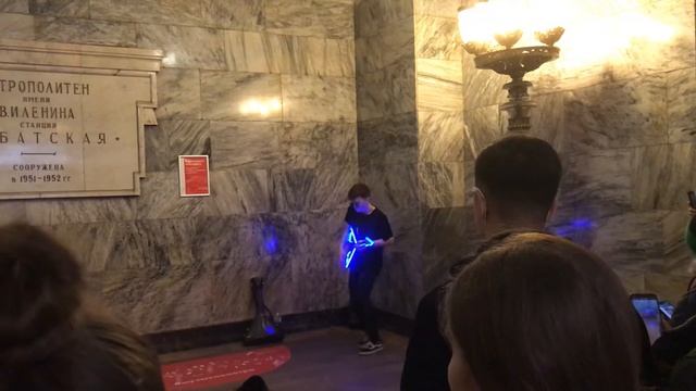 Музыка в метро Москвы. Электробалалайка