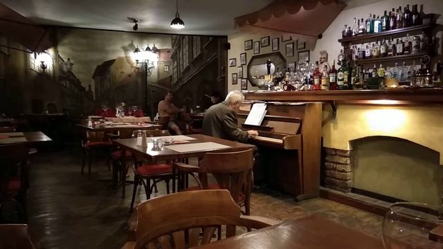 Фрагмент "Skyfall" в исполнении пианиста из ресторана "У Голема", Прага, 08.09.2018 смотреть онлайн