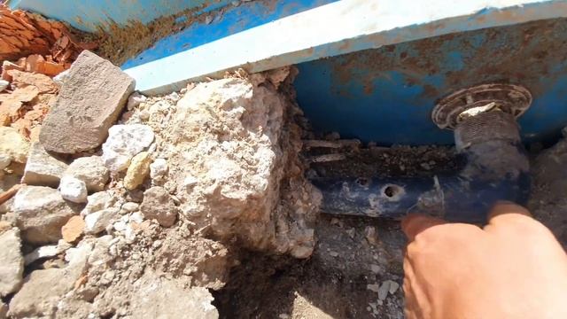 Уходила вода с бассейна. Лопнула форсунка. Ремонт бассейна. Бассейн из полипропилена.