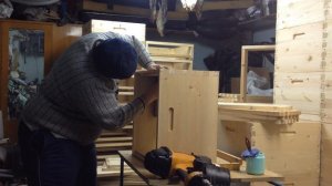 Сборка корпусов улья дадан в шип гвоздезабивным пистолетом Bostitch