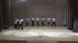 Греческий танец сиртаки в исполнении участников проекта «Московское долголетие»