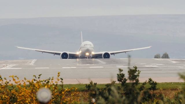 Boeing B777 Lands immediately after Ryanair B737 Takes off смотреть онлайн