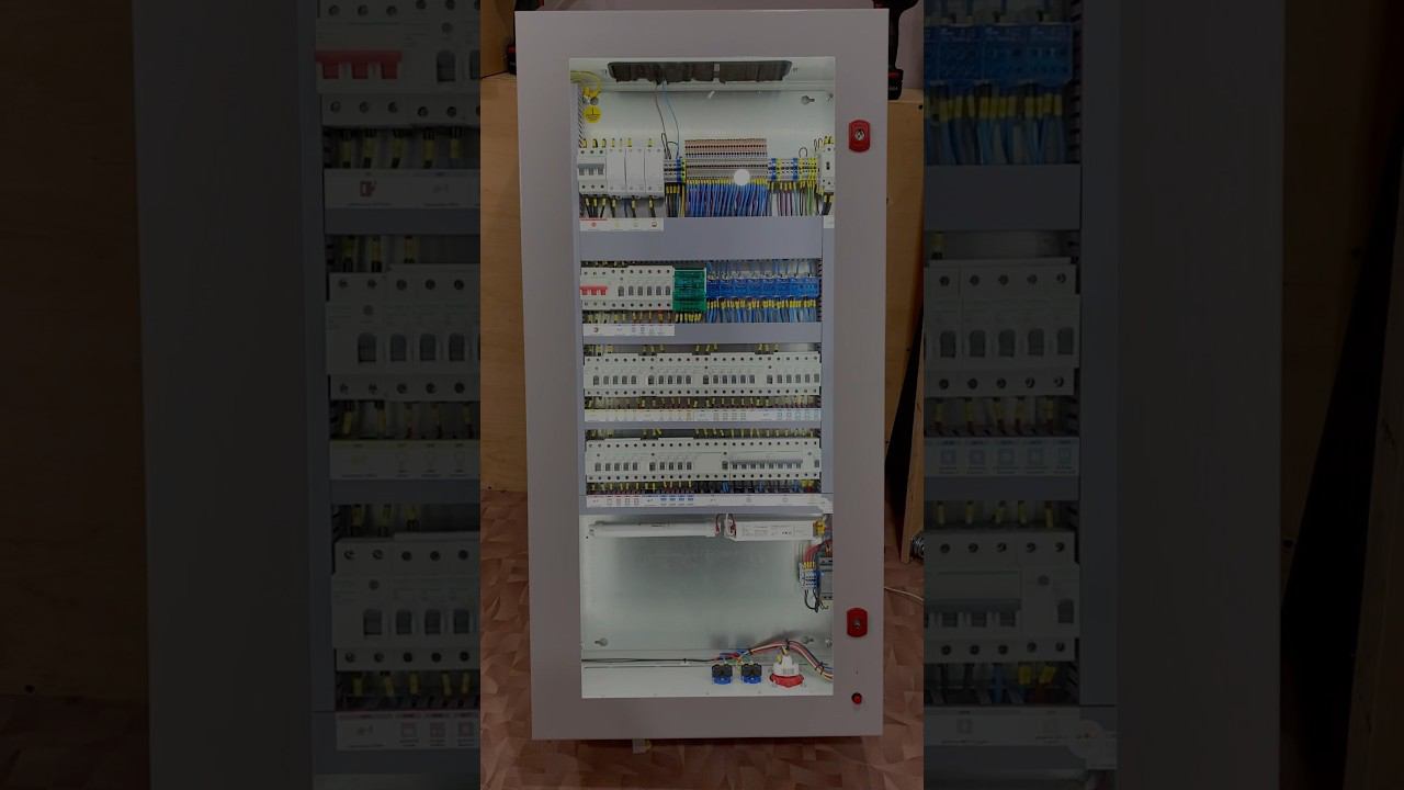 Интересный и необычный электрощит для квартиры. смотреть онлайн
