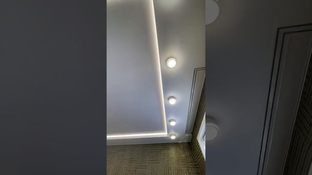 Прекрасный двух уровневый натяжной потолок со световыми линиями смотреть онлайн