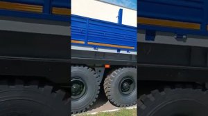 Синий МАЗ вездеход, с полуприцепом 975800./Blue MAZ all-terrain vehicle, with a semi-trailer 975800