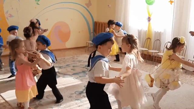 Веселый парный танец в средней группе смотреть онлайн