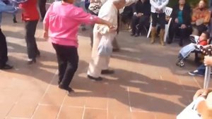 Дед бросает костыли и танцует