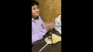 ОЛЕГ МОНГОЛ ПРИГЛАСИЛ БУДУЩУЮ НЕВЕСТУ В РЕСТОРАН И ОДАРИВАЕТ КОМПЛИМЕНТАМИ