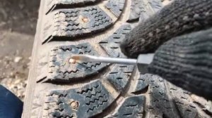 Удалить шипы из зимней резины отверткой