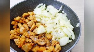 Индейка с луком на сковородке. Идея для ужина.Невероятно аппетитно и вкусно.