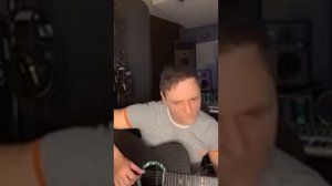 Юра Шатунов поет под гитару...