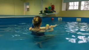 Наше первое занятие в бассейне в 2 года