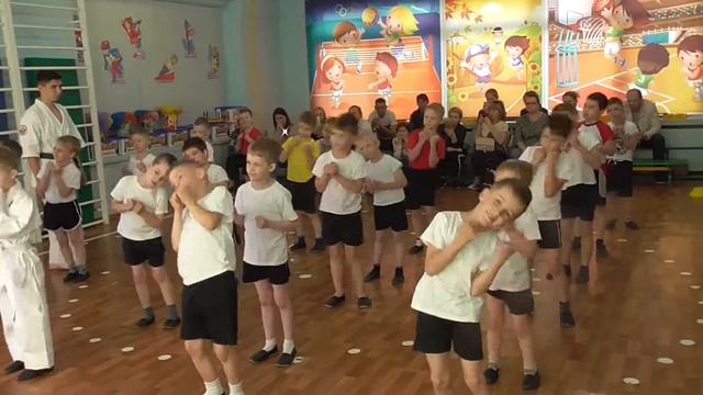 Фрагмент разминки спортивной секции по каратэ