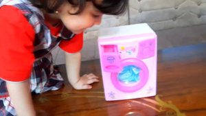 Играем в стирку с Ляликой - Развивающее видео для детей с игрушечной стиральной машинкой