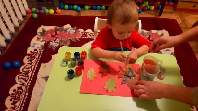 Поделки для детей из осенних листьев Тимурка делает аппликацию Осенний Лес из листочков Осень смотреть онлайн
